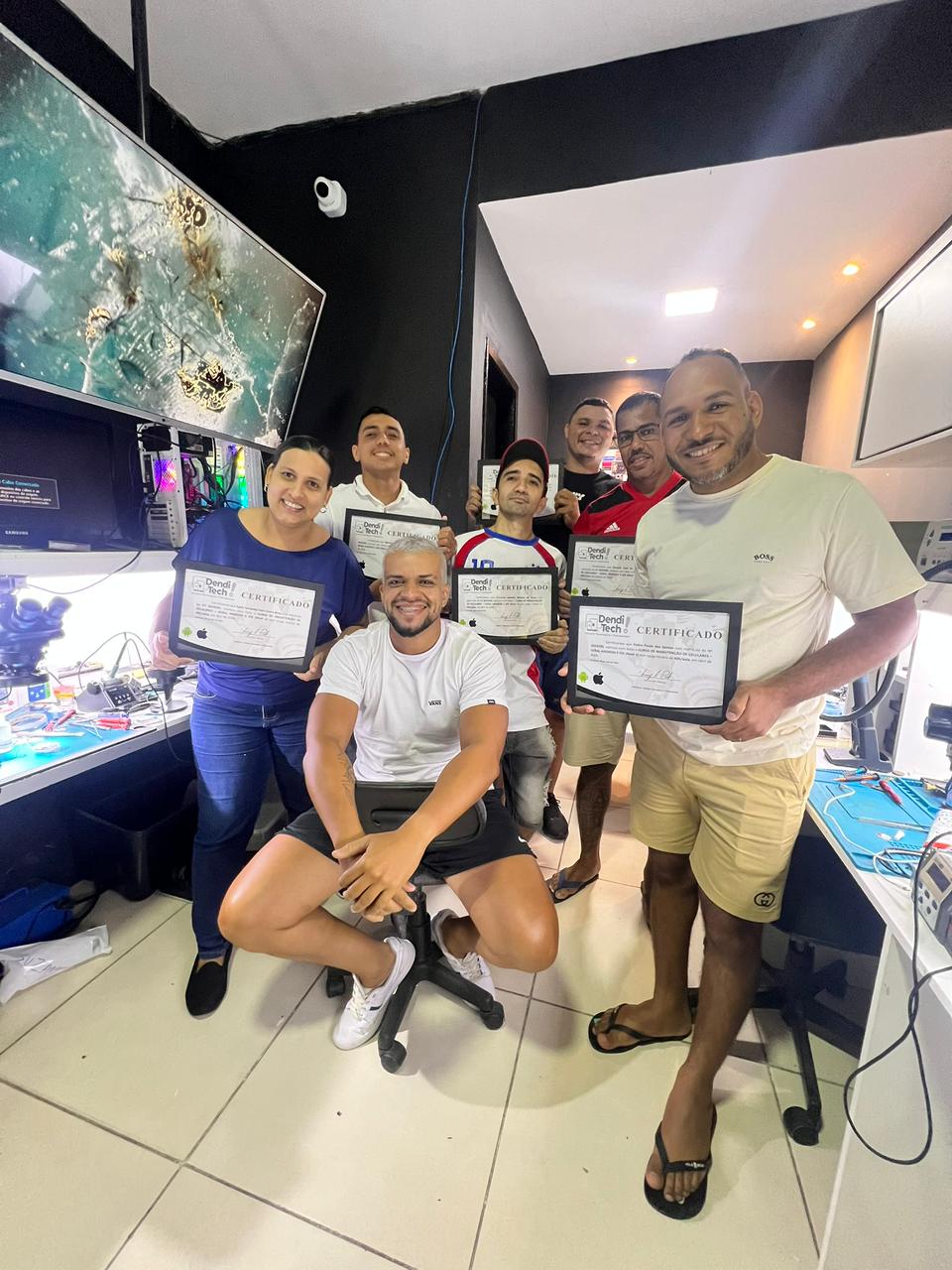 Turma Dendi Tech com certificados