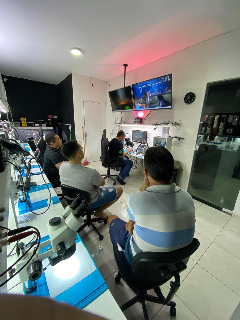 Turma acompanhando demonstração técnica